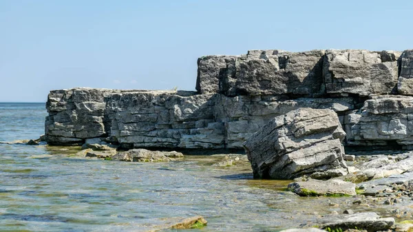 Krásná Přímořská Krajina Bílými Dolomitovými Kamennými Bloky Průzračná Průzračná Mořská — Stock fotografie