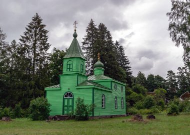 Rannametsa vaatetorn 'dan yaz manzarası Tolkuse bataklığının panoramik manzarası kuleden, Parnu ilçesinden, Estonya' ya kadar ağaçların tepelerinde yürüyüş yolu.