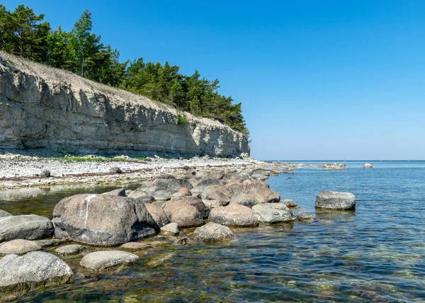 Dik Dolomit Taşından Duvarlı Deniz Manzarası Estonya Nın Saremma Adası — Stok fotoğraf