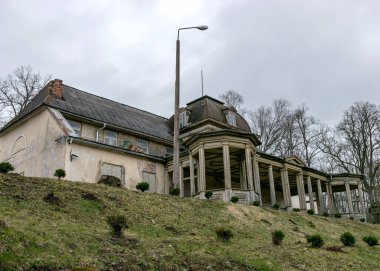 Burtnieki malikanesinin manzarası, parktaki ahşap bina, Burtnieki, Letonya