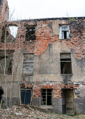 Eski bir kalenin çeşitli kalıntıları, eski bir binanın kalıntıları, şatonun iç kısımları, Veckarku Kalesi, Valka bölgesi, Karki, Letonya