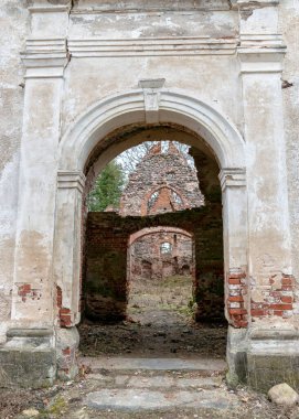 Ergeme Evanjelik Luteryan Kilisesi, Valka İlçesi, Letonya 'dan güzel taş ve tuğla kalıntıları, binanın çeşitli parçaları