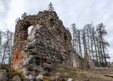 Erken bahar manzarası, kırmızı tuğla ve kaya kalıntıları, harabe taş kale parçaları, Ergeme kalesi kalıntıları, Valka bölgesi, Letonya