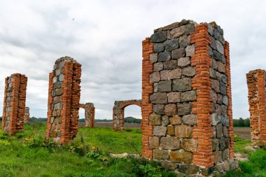 Taş ve tuğla kalıntıları, İngiltere 'deki ünlü Stonehenge' i andıran gayri resmi bir turistik cazibe merkezi. Smiltene, Kalnamuiza, Letonya 'da açık bir alanda yer almaktadır.