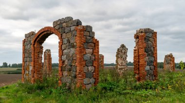 Taş ve tuğla kalıntıları, İngiltere 'deki ünlü Stonehenge' i andıran gayri resmi bir turistik cazibe merkezi. Smiltene, Kalnamuiza, Letonya 'da açık bir alanda yer almaktadır.