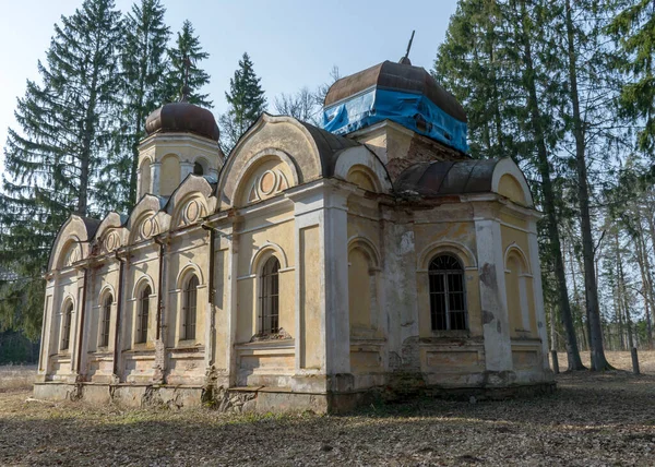 Гальгаускас Святого Іоанна Хрестительської Православної Церкви Серед Підкорених Дерев Кущів — стокове фото