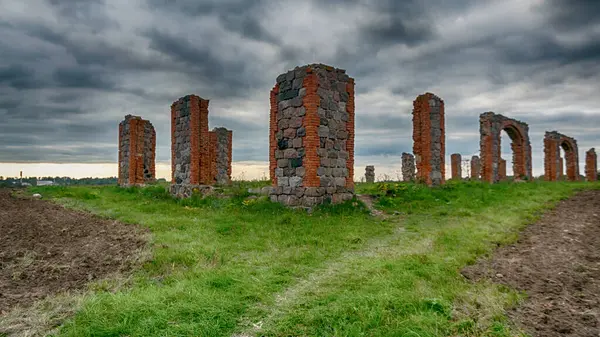 Paisagem Com Pedra Tijolo Celeiro Ruínas Que Lembram Uma Das — Fotografia de Stock