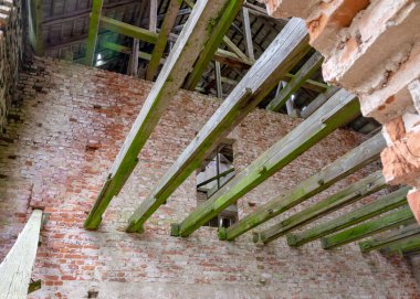 Eski bir kalenin çeşitli kalıntıları, eski bir binanın kalıntıları, şatonun iç kısımları, Veckarku Kalesi, Valka bölgesi, Karki, Letonya