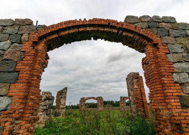 Taş ve tuğla kalıntıları, İngiltere 'deki ünlü Stonehenge' i andıran gayri resmi bir turistik cazibe merkezi. Smiltene, Kalnamuiza, Letonya 'da açık bir alanda yer almaktadır.