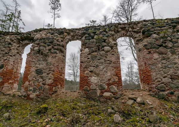美しい古い石やレンガの遺跡 エルゲム福音ルーテル教会 ラトビアのヴァルカ地区からの建物の様々な断片と風景 — ストック写真