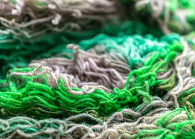 Renkli, çeşitli, parlak yün iplik parçaları, örgü ve el işi konseptiyle fotoğraf