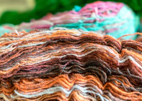 色彩艳丽 色彩斑斓 色彩艳丽的羊毛纱碎片 针织和手工艺品概念的摄影 — 图库照片
