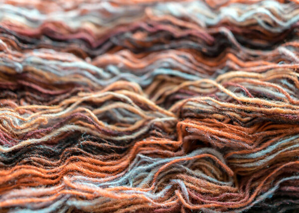 фотография с красочными, разнообразными, яркими фрагментами шерсти пряжи, вязанием и ремесленной концепцией