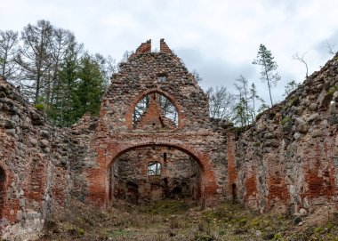 Ergeme Evanjelik Luteryan Kilisesi, Valka İlçesi, Letonya 'dan güzel taş ve tuğla kalıntıları, binanın çeşitli parçaları