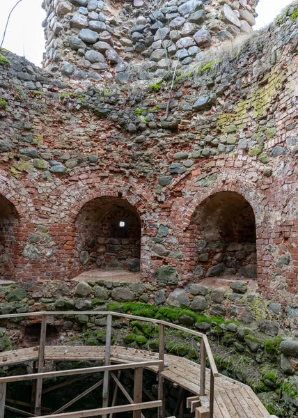 早春の風景 赤レンガと岩の遺跡 壊れた石の城の破片 エルゲメ城の遺跡 ラトビアのヴァルカ地区 — ストック写真