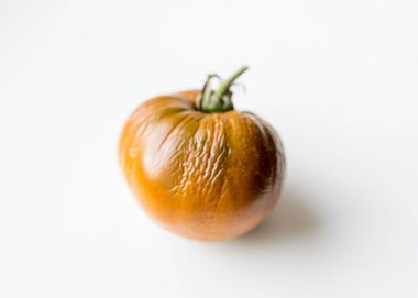 Açık arkaplanda solmuş ve buruşmuş domateslerle çekilmiş bir fotoğraf, duvar kağıdı için uygun.