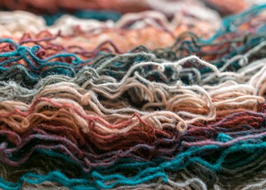 Renkli, çeşitli, parlak yün iplik parçaları, örgü ve el işi konseptiyle fotoğraf