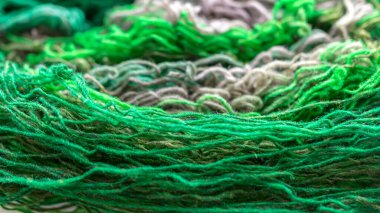 Renkli, çeşitli, parlak yün iplik parçaları, örgü ve el işi konseptiyle fotoğraf