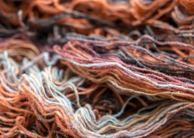 Renkli, çeşitli, parlak yün iplik parçaları, örgü ve el işi konseptiyle fotoğraf