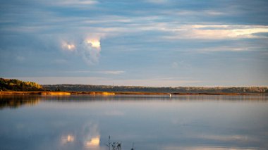 Göl kenarında harika bir gün batımı, sonbahar manzarası, göl yüzeyine yansıyan gökyüzü, suda güzel yansımalar, Burtnieki Gölü, Letonya
