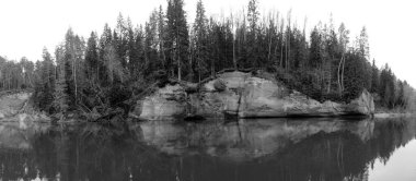 Nehir kenarındaki kumtaşı çıkıntılarının güzel manzarası, sonbahar manzarası, nehirdeki yansımalar, Gauja, Erglu kayalıkları, Letonya