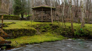 Suyun akıntıya, sonbahar manzarasına, Kasım ayında doğaya, Ieriku değirmenine, Melderupe 'ye, Letonya' ya dökülüşüne uzun süre maruz kalma görüntüsü