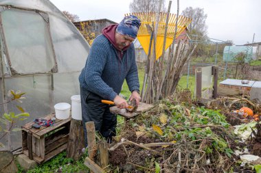 Balıkçı yakaladığı balıklardan, balık tutmaktan, balık tutma konseptinden, boş zaman eğlencesinden, doğada eğlenmekten, büyük hobilerden, sonbaharda yaptığı işlerden memnun.