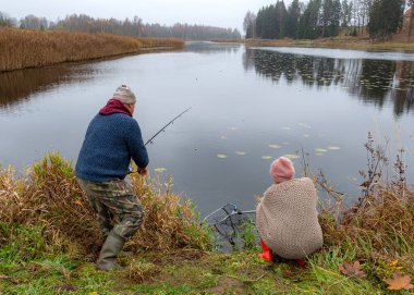 Balıkları kıyıya çekmeye çalışan iki balıkçı, balık kavramı, boş zaman eğlencesi, doğada eğlence, büyük hobi, sonbahar