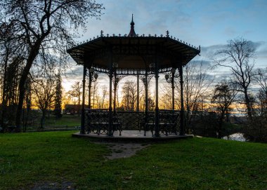 Sonbaharda parktan manzara, şehir parkında akşam, güzel yaz terası, Cesis, Letonya, sonbahar