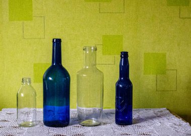 Yeşil arka plan, mevsim, boş zaman ve nesne kavramında cam şişeler ve diğer nesnelerle dolu sakin bir hayat, sonbahar