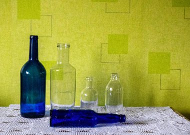 Yeşil arka plan, mevsim, boş zaman ve nesne kavramında cam şişeler ve diğer nesnelerle dolu sakin bir hayat, sonbahar