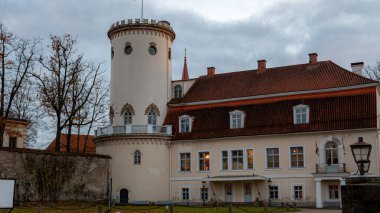 Sonbaharda parktan manzara, şehir parkında akşam, beyaz ortaçağ kalesi, Cesis, Letonya, sonbahar
