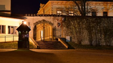 Karanlık sonbaharda şehir parkından renkli ve parlak sonbahar manzarası, aydınlık park, güzel ışıklar, Cesis, Letonya, sonbahar