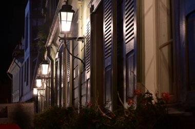 Karanlık sonbaharda şehirden renkli ve parlak sonbahar manzarası, bir sonbahar akşamında aydınlatılmış şehir sokakları, güzel ışıklar, Cesis, Letonya, sonbahar