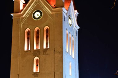 Karanlık sonbaharda şehirden renkli ve parlak sonbahar manzarası, bir sonbahar akşamında aydınlatılmış şehir sokakları, güzel ışıklar, Cesis, Letonya, sonbahar