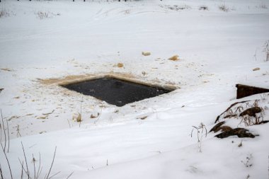 Kış yüzüşü için buz, gölde buz, sağlıklı yaşam konsepti, kış
