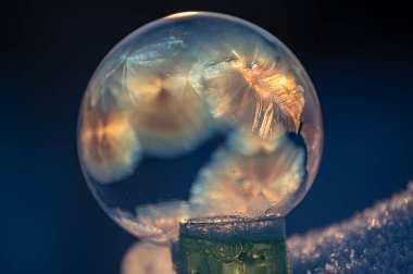 Buz gibi sabun köpüklerinin yakın plan görüntüsü, kış.