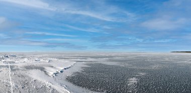 Kışın donmuş deniz kıyısının harika manzarası, farklı boyutlarda buz parçaları, parlak mavi Şubat gökyüzü gökyüzüne ilginç, alışılmadık renkler, Baltık kayalık kıyıları, Letonya