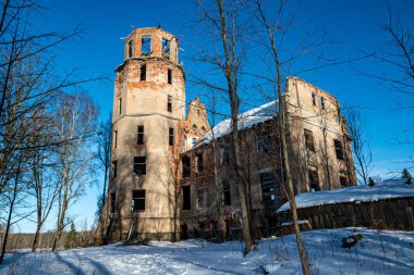 Eski kale harabeleriyle kış manzarası, soğuk kış günü, Veckarki Kalesi, Karki, Letonya