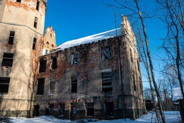 Eski kale harabeleriyle kış manzarası, soğuk kış günü, Veckarki Kalesi, Karki, Letonya