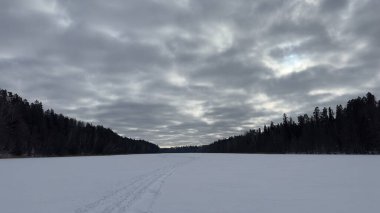 Göldeki beyaz kış manzarası, güzel kış günü, Vaidava Gölü, Letonya