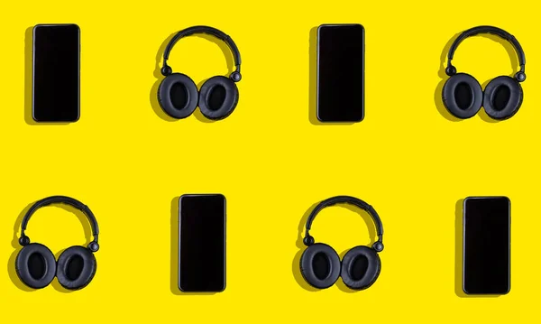 Casque Noir Téléphone Portable Sur Fond Jaune Concept Streaming Musical — Photo