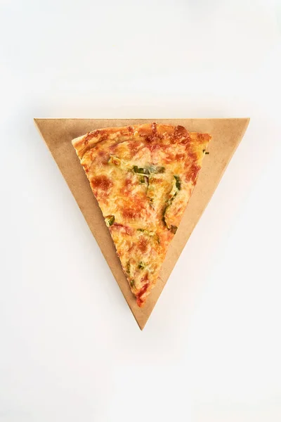 Pastırmalı, salatalıklı ve peynirli bir dilim pizza beyaz arka plandaki karton kutuda..