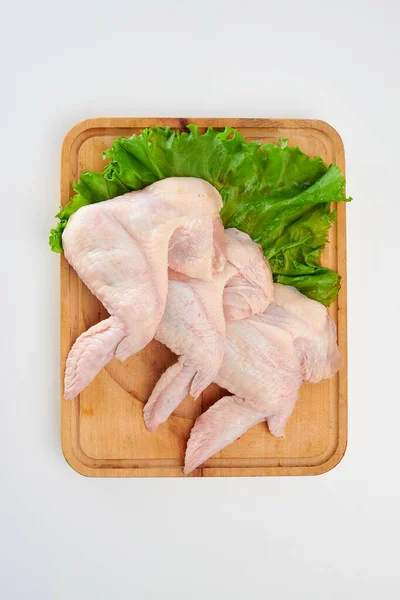 Three Fresh Chicken Wings Green Lettuce Leaves Rectangular Wooden Cutting — Stock fotografie