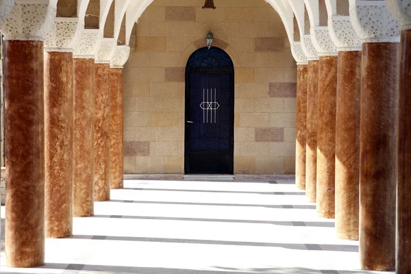 Pasaje de la iglesia con puerta Imagen de stock