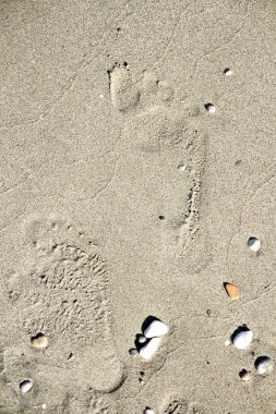 Plaj kum üzerinde iki ayak izleri