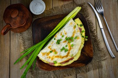 Zengin kahvaltı: Pita ekmeğinde sosisli sahanda yumurta. Kızarmış yumurta ve sosisli sandviç.