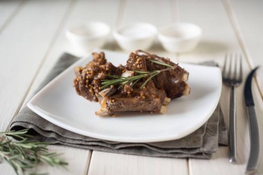 Yürekli öğle yemeği: Beyaz bir masada salamura edilmiş kuzu kaburgası.