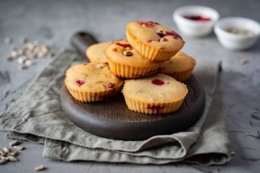 Üzerinde kızılcık olan vejetaryen çörekler.