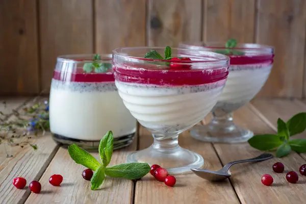Tatlı İtalyan tatlısı: chia tohumu ve kızılcık soslu vanilyalı panacotta.